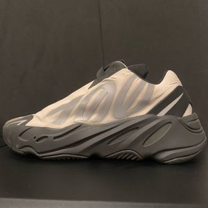 YEEZY BOOST 700 MNVN